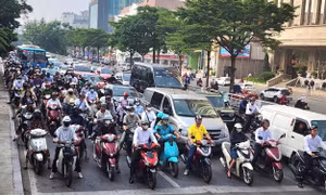 Lộ trình cấm xe xăng ở Hà Nội: 'Cú hích' chuyển đổi thị trường ô tô, xe máy