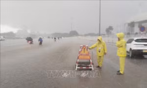 Hà Nội kịp thời tiêu thoát nước tại các điểm ngập úng cục bộ do mưa lớn