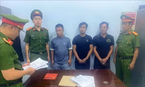 Bắt khẩn cấp 3 tài xế gây rối tại trạm thu phí, gây ách tắc giao thông