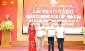 Trao Huân chương Độc lập hạng Ba tặng 2 gia đình có con độc nhất là liệt sĩ