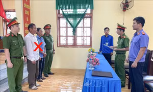 Khởi tố hai cán bộ thôn lạm quyền trong khi thi hành công vụ