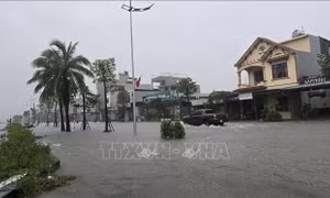 Công an tỉnh Quảng Ninh hỗ trợ, ứng cứu người dân gặp nạn trong bão số 4