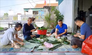 Gói bánh chưng khuôn lá dừa - nét đẹp văn hóa truyền thống của cư dân làng biển Diễn Châu