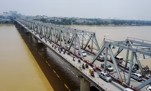 Cấm nhiều phương tiện qua cầu Chương Dương do nước sông Hồng đang lên cao