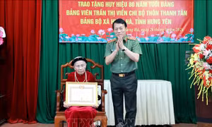 Đại tướng Lương Tam Quang trao tặng Huy hiệu cho đảng viên 80 năm tuổi Đảng