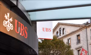 Anh chấp thuận thương vụ UBS mua lại Credit Suisse