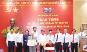 Thường trực Ban Bí thư dự Lễ trao tặng Huy hiệu 80 năm tuổi Đảng tại Đà Nẵng