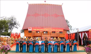 Bộ Quốc phòng bàn giao nhà rông cho xã biên giới của tỉnh Gia Lai