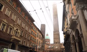 Độc đáo thành phố tháp Bologna ở Italy