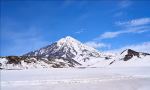 Núi lửa ở bán đảo Kamchatka của Nga phun cột tro bụi cao 7 km
