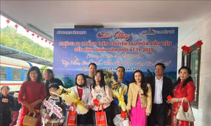 Những khách du lịch đầu tiên trên chuyến tàu hỏa xông đất tỉnh Bình Định
