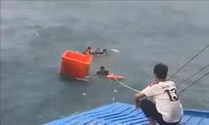 Cứu 4 ngư dân gặp nạn, trôi dạt nhiều giờ trên biển