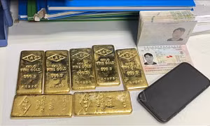 Phát hiện hành khách nước ngoài nhập cảnh giấu 7 miếng vàng trong người