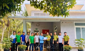 Gói ghém tình quê, gửi người giữ rừng nơi đầu sóng
