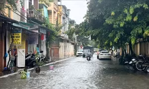 Bão số 4 tiếp tục đổi hướng, ít khả năng gây gió mạnh trên đất liền