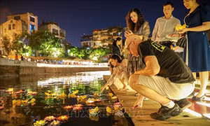 Trải nghiệm sản phẩm du lịch 'Đêm Hội Hoa Đăng Hồ Văn - Văn Miếu'