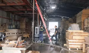 Kịp thời khống chế đám cháy, bảo vệ an toàn xưởng gỗ