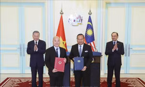 Tổng Bí thư Tô Lâm và Thủ tướng Malaysia chứng kiến trao đổi các văn kiện hợp tác giữa 2 nước