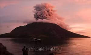 Indonesia dỡ bỏ cảnh báo sóng thần sau khi núi lửa Ruang phun trào