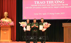 Trao thưởng lực lượng phá chuyên án chống xuất, nhập cảnh trái phép