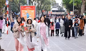 Người dân Hà Nội và du khách tận hưởng kỳ nghỉ Tết Dương lịch 2026