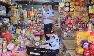Hà Nội: Thu giữ nhiều bánh trung thu, đồ chơi nhập lậu
