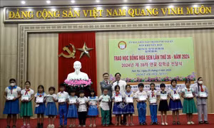 Làng Hoa Sen quốc tế Hàn Quốc hỗ trợ học sinh khó khăn vươn lên học giỏi