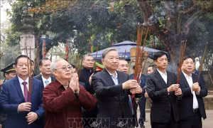 Tổng Bí thư Tô Lâm dâng hương tại Khu Di tích lịch sử quốc gia Đền Trần