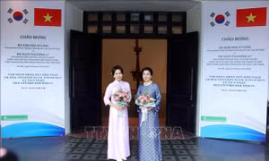 Phu nhân Tổng Bí thư, Chủ tịch nước và Phu nhân Tổng thống Hàn Quốc tham quan Bảo tàng Dân tộc học Việt Nam