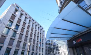Khoảng 36.000 người có nguy cơ mất việc khi hợp nhất UBS - Credit Suisse 