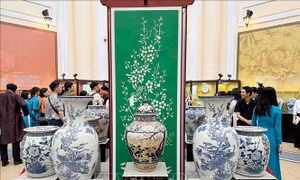 Cơ hội ngắm hoa 4 mùa trên đồ gốm sứ phương Đông