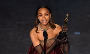 Zoe Saldaña lần đầu tiên sở hữu tượng vàng Oscar