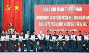 Chủ tịch Quốc hội Trần Thanh Mẫn thăm Bộ Chỉ huy quân sự tỉnh Hậu Giang