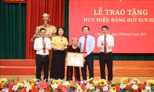 Tấm gương sáng của hai nữ đảng viên 80 năm tuổi Đảng
