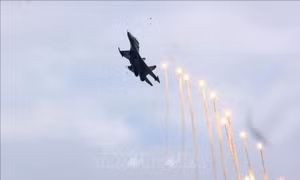 Chiêm ngưỡng tiêm kích Su-30MK2 phun bẫy nhiệt trên bầu trời Hà Nội