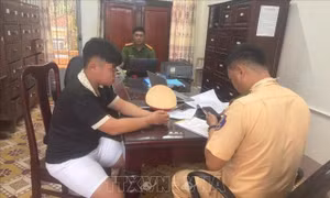 Xử lý thanh niên buông cả 2 tay khi điều khiển xe máy