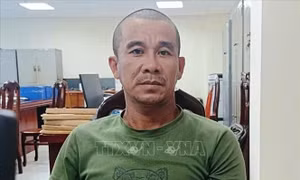 Vận động hai đối tượng truy nã ra đầu thú