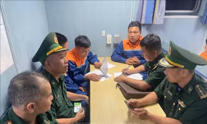 Bộ đội Biên phòng tiếp nhận bốn thuyền viên gặp nạn trên biển