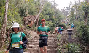 Trên 3.000 vận động viên 'Chinh phục đỉnh Phù Vân'