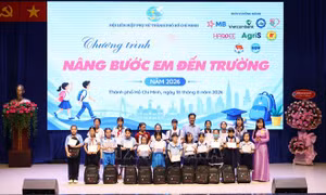 Trao 500 suất học bổng ‘Nâng bước em đến trường’