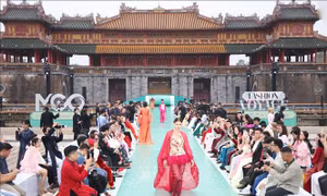 Trình diễn thời trang 'Hello Cosmo From Vietnam' mở màn hành trình Hoa hậu Hoàn vũ 2025