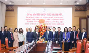 Đồng chí Nguyễn Trọng Nghĩa thăm và chúc mừng Trường Đại học Y Hà Nội