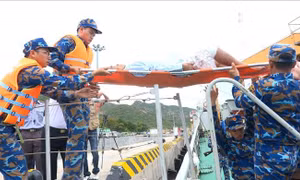 Vụ tàu cá gặp nạn trên biển: Điều trị 3 ngư dân bị thương ngay khi vào bờ