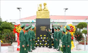 Khánh thành tượng đài ‘Bác Hồ với chiến sĩ Biên phòng’ tại Đồn Biên phòng Gành Hào