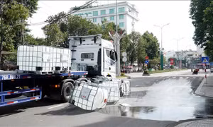 Người dân lo ngại khi chất lỏng có mùi khó chịu chảy ra đường sau tai nạn
