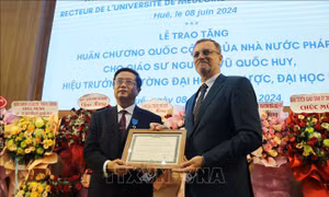 Giáo sư Nguyễn Vũ Quốc Huy được trao tặng Huân chương Công trạng Quốc gia của Pháp        