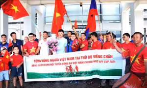 AFF Cup 2024: CĐV Việt Nam chào đón thầy và trò HLV Kim Sang Sik tới Lào