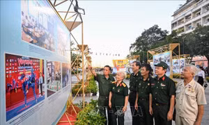 Khai mạc triển lãm ảnh 'Tổ quốc bên bờ sóng' tại TP Hồ Chí Minh