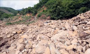 Sơn La: Tắc đường tại Km17+765-Km17+780 thuộc địa phận xã Đoàn Kết do sạt lở đá