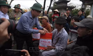 Phó Thủ tướng Lê Thành Long thăm và tặng quà người dân vùng lũ Gia Lai